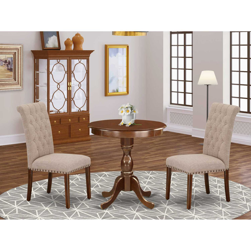 L'ensemble de 3 tables de salle à manger modernes comprend une table ronde en bois avec piédestal et 2 chaises de salle à manger Parson en tissu brun clair et acajou