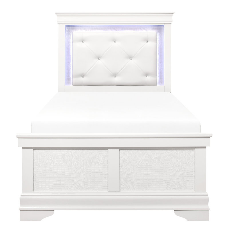 Lit simple de style blanc avec tête de lit tapissier en similicuir à boutons et alligator pour détails de rénovation