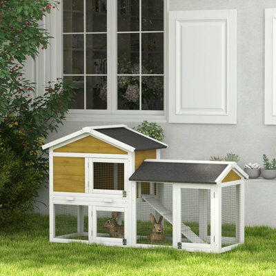 Cage à lapin 58 po Pawhut, cage à lapin en bois, cage à cochons d'Inde, enclos pour petits animaux avec aire de jeu, plateau amovible, toit en asphalte, portes et rampe verrouillables, bois naturel