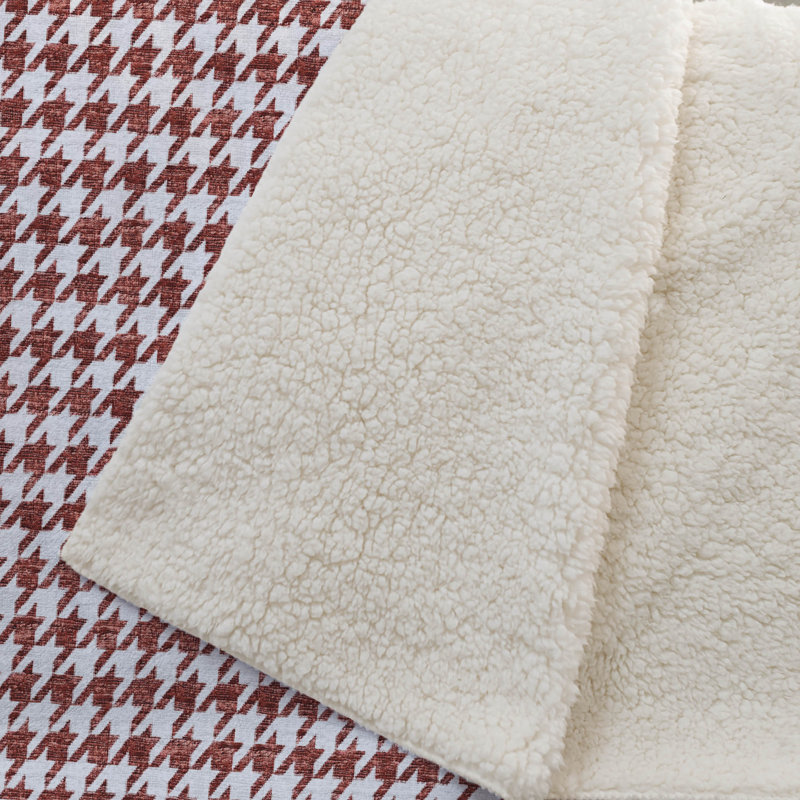 Couverture Sherpa rouge One Pixie Street 50 po x 70 po, rouge, Rouge, blanc