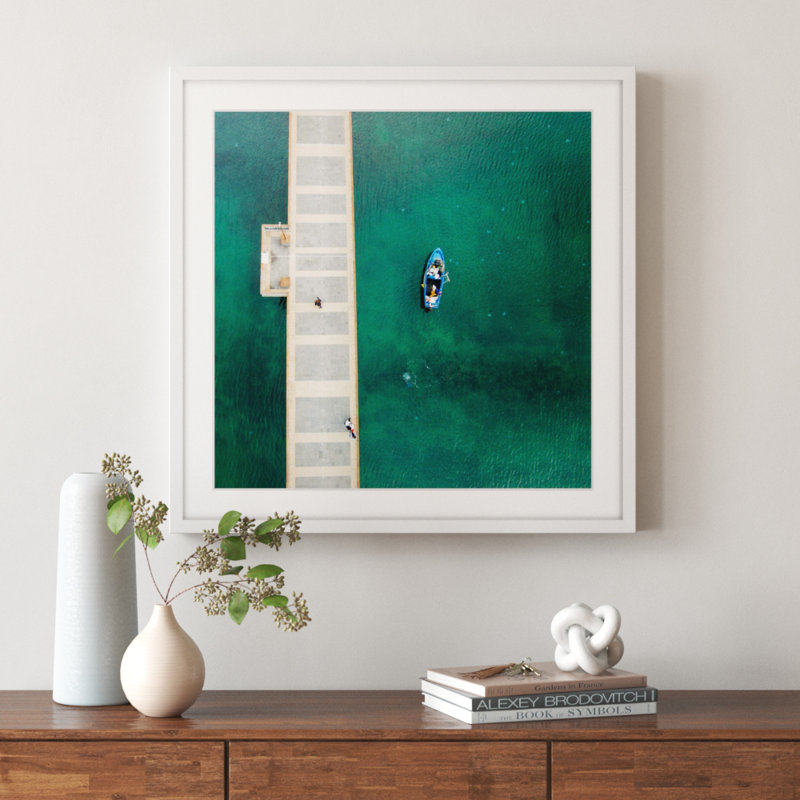 «Blue Boat Floats», reproduction de photo sur papier encadrée, H 32 po x l 32 po