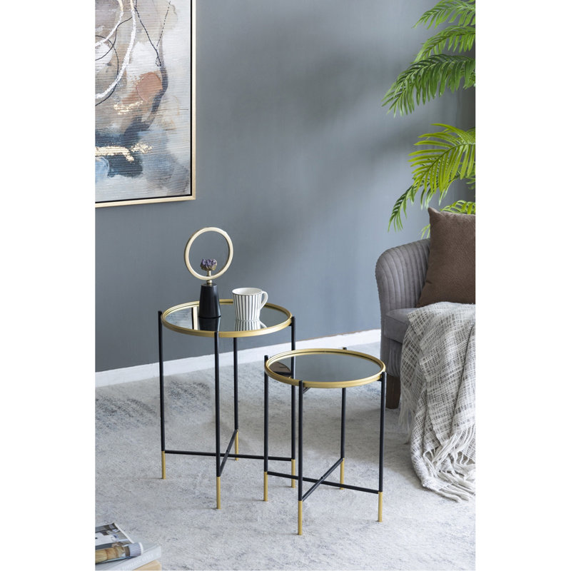 Ensemble de 2 tables d'appoint en fer doré et noir avec plateau en verre, L: P18 x 23,5 po: P 16 x 20 po