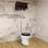 Toilette à chaîne à réservoir haut avec finition en bois The Renovators