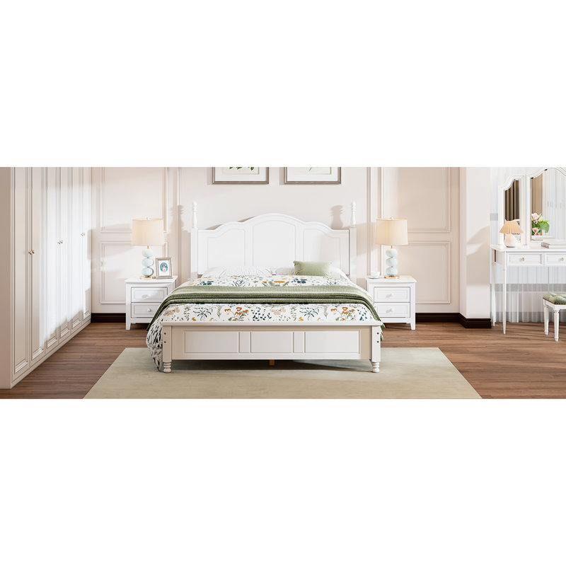 Chambre blanche avec lit plateforme en bois et deux tables de chevet 3 charmantes -