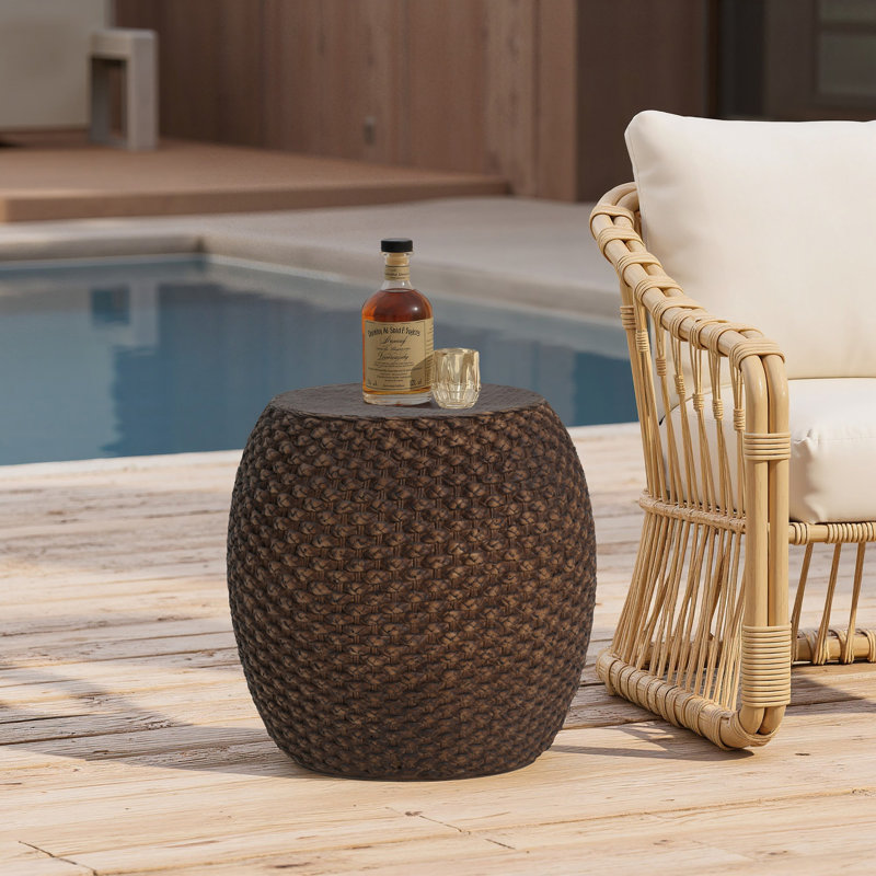 Table d'appoint en faux rotin