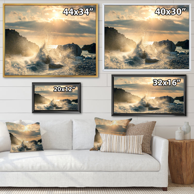 Grande vague frappant le rocher à la plage - photographie sur toile, H 24 po x l 32 po, Cadre flottant blanc