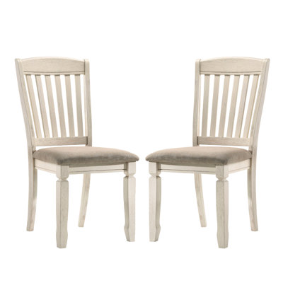 De 2 chaises de salle à manger avec tissu brun clair et dossier à lattes crème, siège d'une hauteur de 18 pouces, profondeur de 20 pouces, profondeur des sièges rembourrés en mousse D16