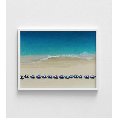 Beach Umbrellas from Above - photographie aérienne côtière