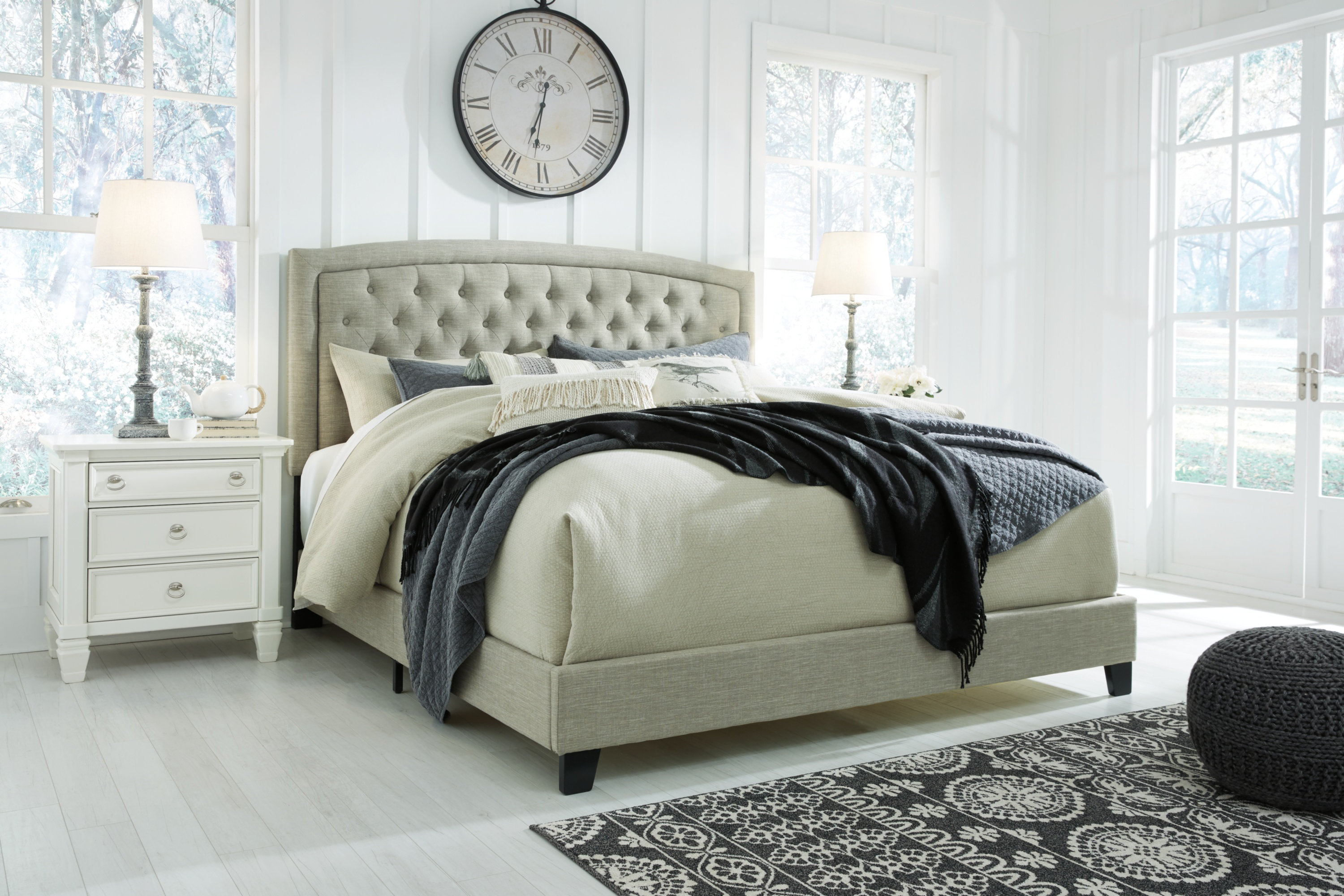 https://assets.wfcdn.com/im/25523949/compr-r85/2516/251641079/jerary-upholstered-bed.jpg