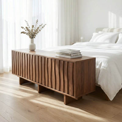 Meuble télé à rétro média en grain de bois avec porte ondulée et meuble télé pour téléviseurs à grand écran de 75 po ou moins avec amplement d'espace de rangement et système de gestion des câbles intégré, idéal pour les centres de divertissement de salon