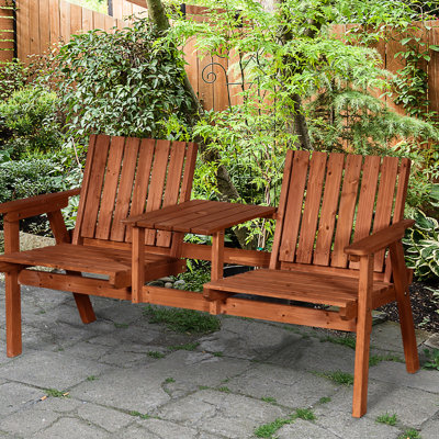 Banc en bois orange - Patio avec table du milieu et trou pour parasol
