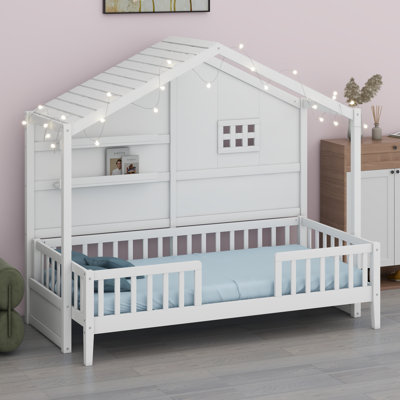 Lit maison avec tablettes