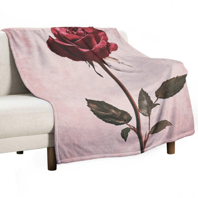 Jeté en flanelle de luxe rose foncé foncé sur fond rose, couverture douce et chaude pour le canapé-lit du salon