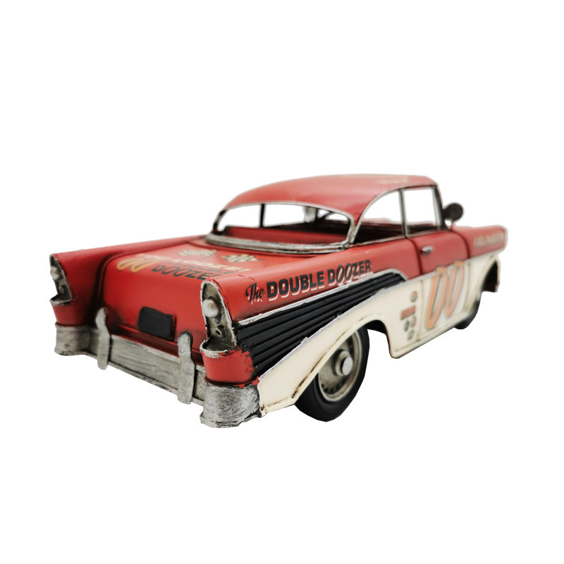 Sculpture de voiture classique rouge en métal