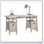 Bureau de direction élégant avec une grande surface de travail et un rangement organisé, parfait pour la productivité du bureau à domicile