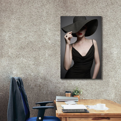 " Lady In Black 3 "