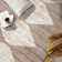 Tapis beige à rayures géométriques brunes