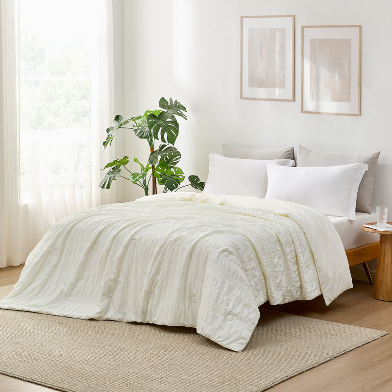 Lightweight Comforter Seersucker Summer Quilt Breathable Summer Blanket Cooling Comforter, White, King Comforter
