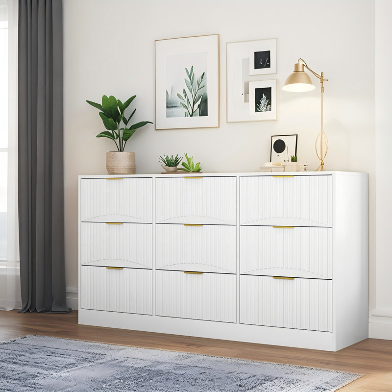 Commode blanche 9 tiroirs avec poignées dorées, coffre de rangement à panneau ondulé 63 po, White