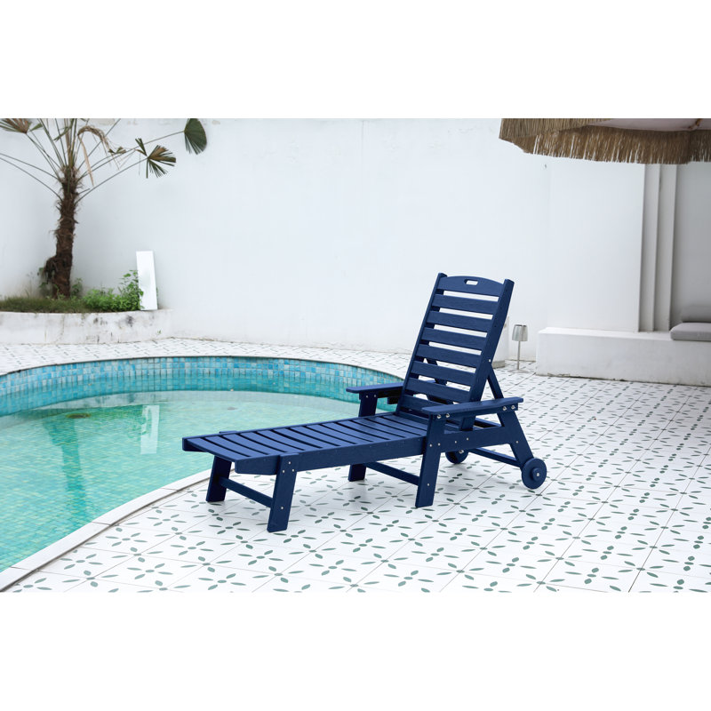 Chaise de piscine bleu marine avec 5 positions réglables, porte-gobelet et roues pour terrasse, 5 chaise longue d'extérieur, bleu, support, bord de piscine, terrasse