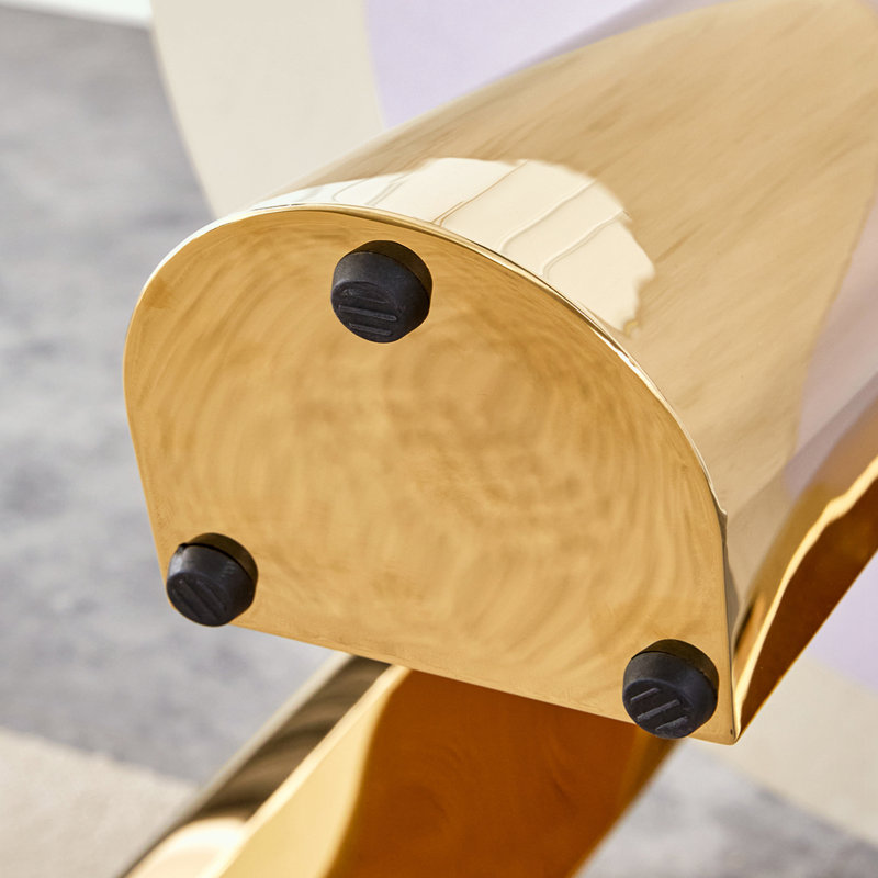 Table de salle à manger ronde avec trois pieds en métal robustes