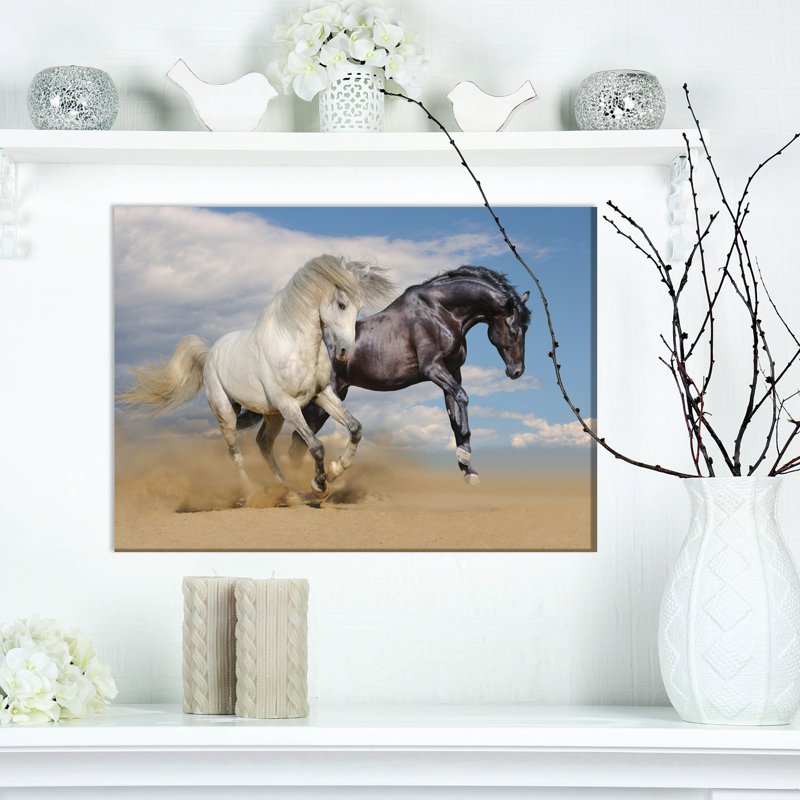 Chevaux blancs et noirs au galop dans le désert - reproduction de photo sur toile tendue, H 20 po x l 20 po x P 1 po