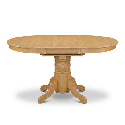 Ensemble de table et de chaises ovales en bois dur asiatique au fini chêne brun, avec rallonge papillon et piètement central unique.