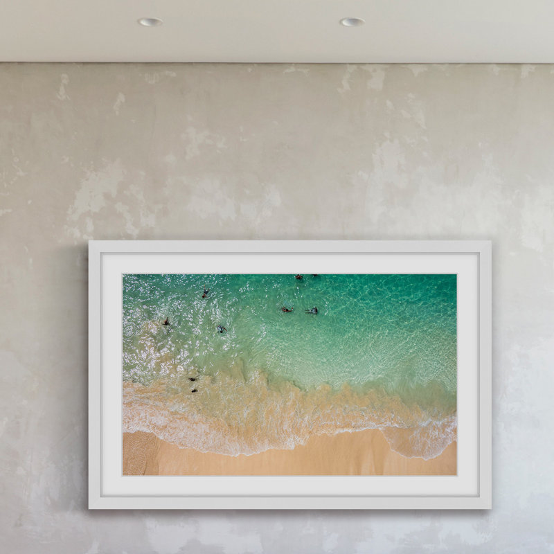 «Splash Near Shore» par Marmont Hill, H 30 po x l 45 po, Cadre blanc