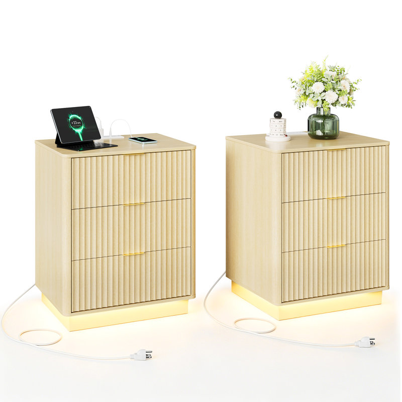 Ensemble de 2 tables de chevet cannelées, table de bout en bois avec station de charge (2 prises, 1 port USB, 1 de type C), 7 lumières DEL de couleur, 3 tiroirs, design Mid-Century moderne, chêne clair, l 20 po x P 15,7 po X H 24 po