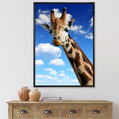 Portrait d'une girafe sur un ciel bleu - photographie sur toile