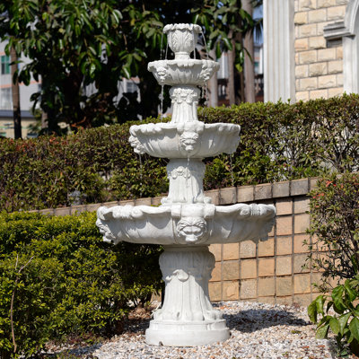 Fontaine antique à trois niveaux