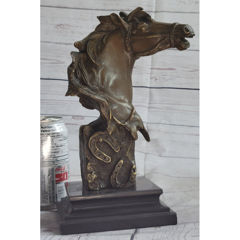Sculpture en bronze sur fond de marbre