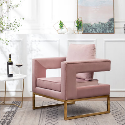 Élégante chaise d'appoint rembourrée en rose avec des carrés découpés et une structure en métal rose