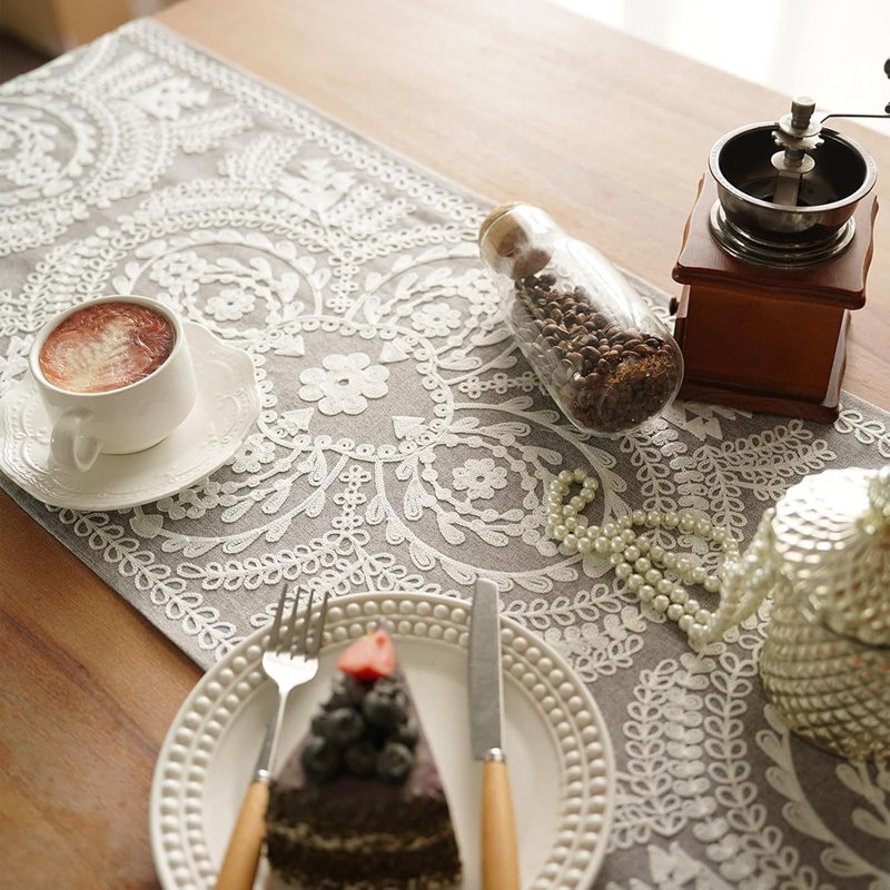 Chemin de table brodé Macramé gris