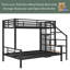Lit superposé simple au-dessus d'un lit double en métal avec escalier de rangement et garde-robe ouverte-1776516640