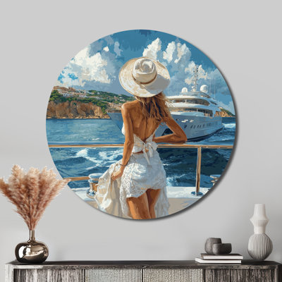 «Woman Influencer On A Yacht II», art mural rond en métal blanc