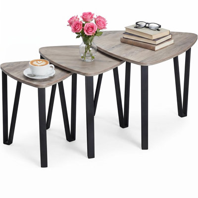 Ensemble de tables basses gigognes 3 pièces avec panneaux en particules et cadres en métal noir Tables d'appoint triangulaires pour salon