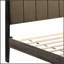 Lit rustique brun et gris patiné, alliant durabilité et design tranquille pour une retraite confortable.