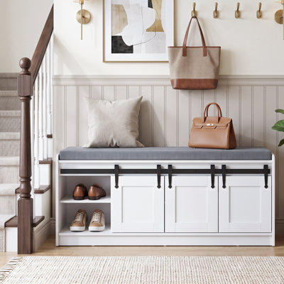 Banc de rangement pour chaussures de campagne 42 po avec coussin, portes de grange coulissantes et tablettes réglables, peut contenir jusqu'à 10 paires