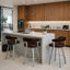 Tabouret tournant 29,5 "avec dossier en bois massif et siège rembourré-410636184-410848791-410848292