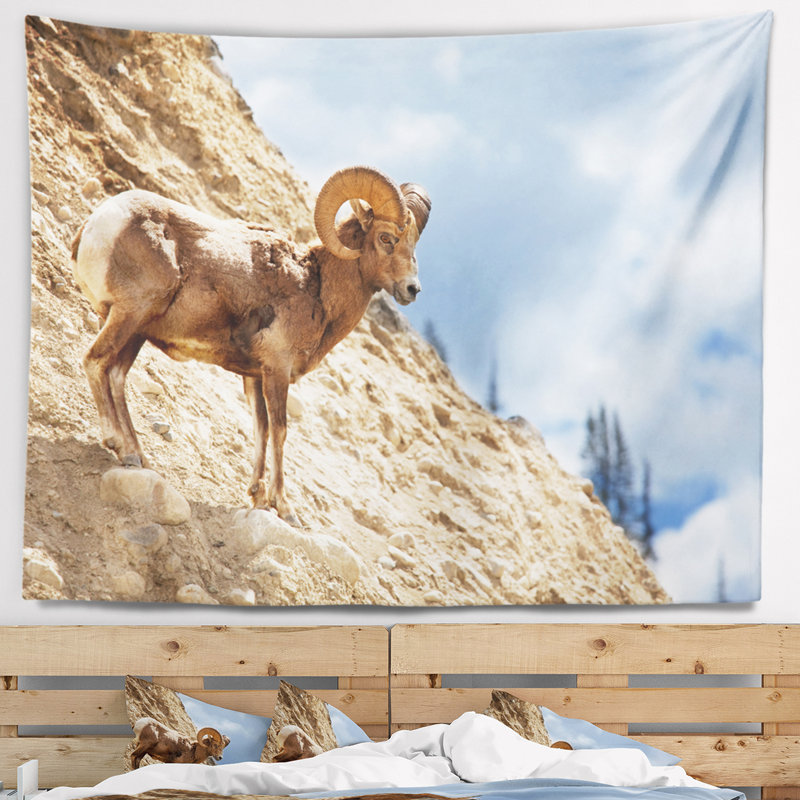 Tapisserie animal chèvre simple sur montagnes Rocheuses, H 32 po x l 39 po