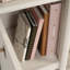 Bureau compact avec grande surface de travail et rangement dissimulé, parfait pour les petits espaces et les décors modernes.
