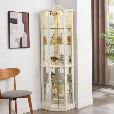 Vitrine de coin lumineuse en verre avec tablettes réglables et décoration sculptée, idéale pour mettre en valeur des objets de collection précieux