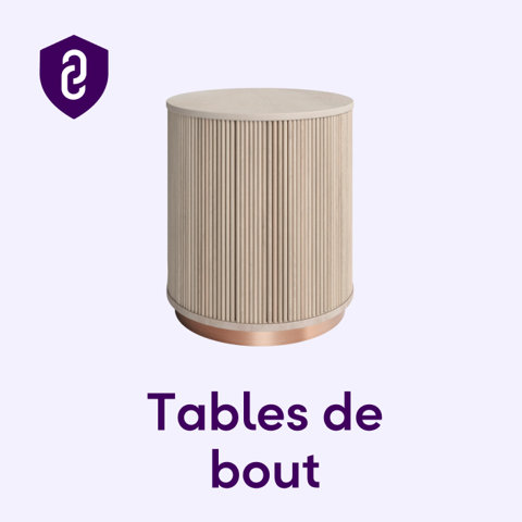 Table de bout ronde en bois clair avec une base en métal cuivré et une texture cannelée.