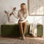 Banc de rangement rembourré en velours de 60 po de largeur Mid-Century avec base en bois massif-467269923