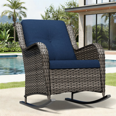 Chaise berçante d'extérieur en osier avec coussins