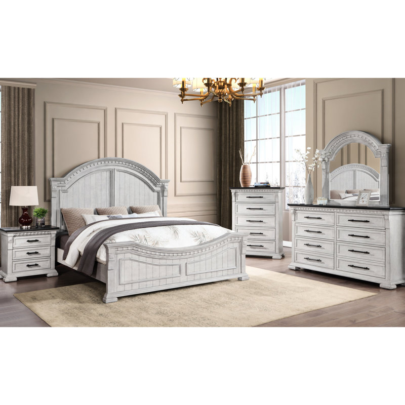Grand lit antique blanc avec bois massif et manufacturé dans une tête de lit à conception de planches classiques
