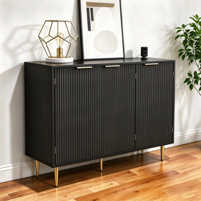 Buffet cannelé avec 3 portes, armoire d'appoint moderne avec tablettes réglables, rangement de cuisine avec poignées dorées, bar à café pour la cuisine, salle à manger