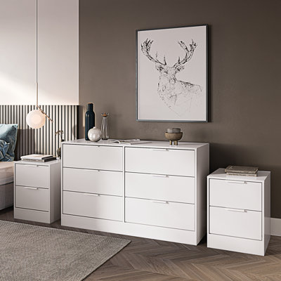 Ensemble de chambre à coucher moderne 3 pièces avec commode 6 tiroirs et 2 tables de chevet Maiesha