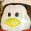 Pingouin tenant une bannière gonflable Merry Christmas